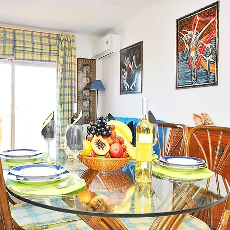 Апартаменты Apartment For 4 People With Shared Pool Албуфейра