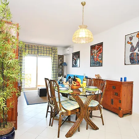 Apartment For 4 People With Shared Pool Апартаменты *